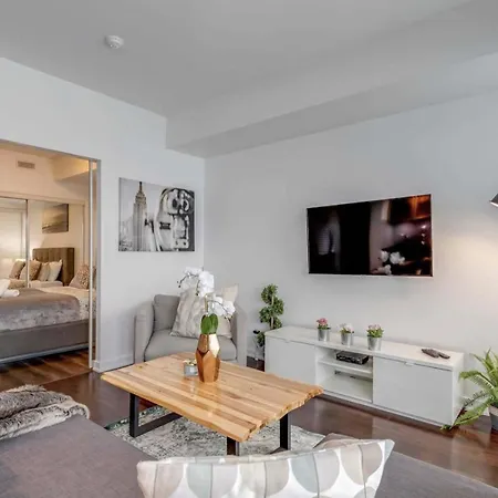 Downtown Toronto Condo Close To Cn Tower!!